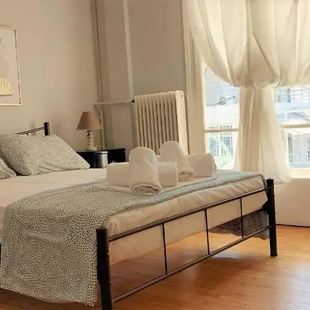 Victoria Centre 6 Bd, 2 Bath Apartment *