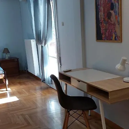 Victoria Centre 6 Bd, 2 Bath Apartment