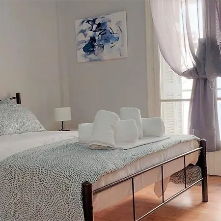 Victoria Centre 6 Bd, 2 Bath Apartment *