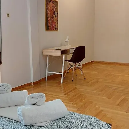 Victoria Centre 6 Bd, 2 Bath *