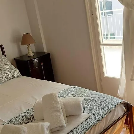 Victoria Centre 6 Bd, 2 Bath