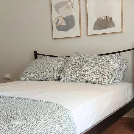 Victoria Centre 6 Bd, 2 Bath Apartment *