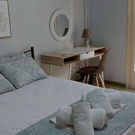 Victoria Centre 6 Bd, 2 Bath Apartment *