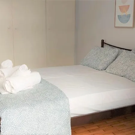 Victoria Centre 6 Bd, 2 Bath Apartment