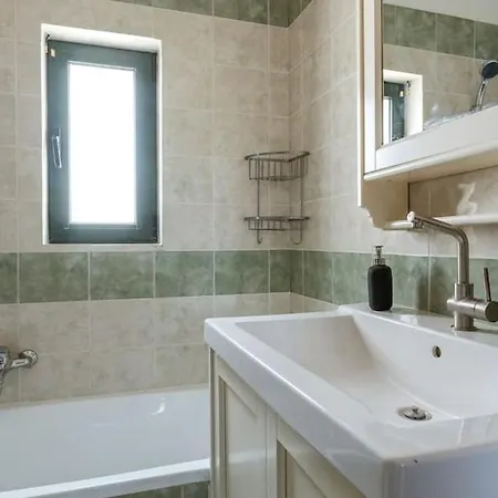 Jacuzzi - In Riviera Apartment *