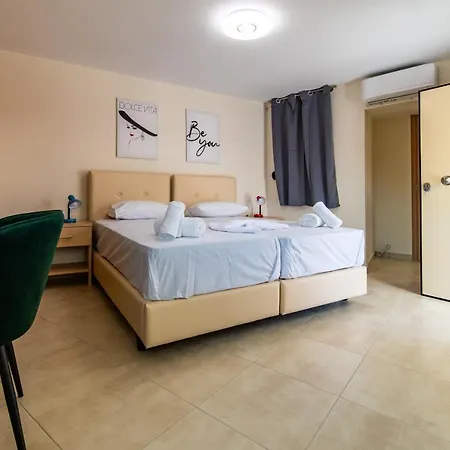 Aphrodite Urban Retreat In Historic Heart Apartment