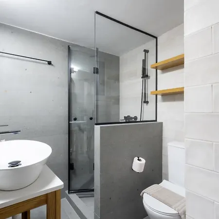 Apartment Acropolis Oasis Modern 2 Bdrm Steps Away From History