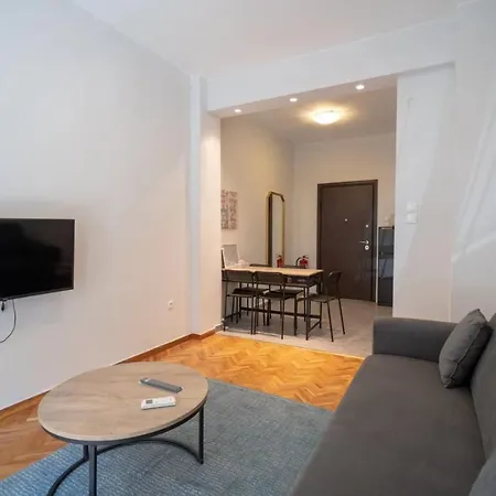 2 Bedroom Close To Acropolis Apartment *