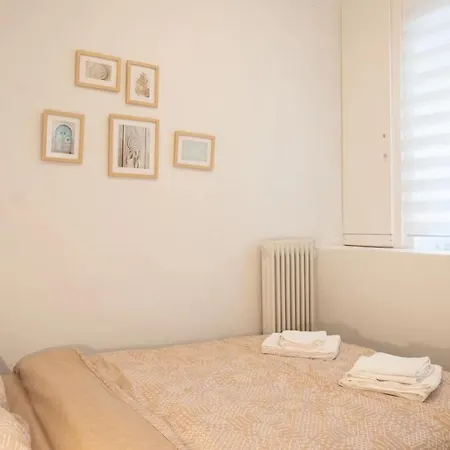 2 Bedroom Close To Acropolis Apartment