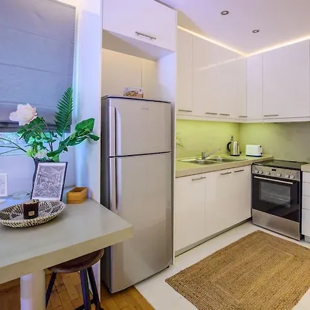Seaside 2 Bedroom Boho Minimal 80m Beachfront Apartment *