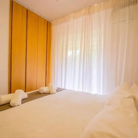 Seaside 2 Bedroom Boho Minimal 80m Beachfront Apartment *