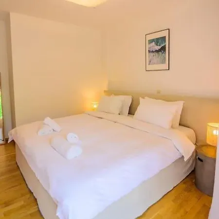 Seaside 2 Bedroom Boho Minimal 80m Beachfront *