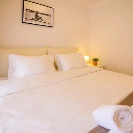 Seaside 2 Bedroom Boho Minimal 80m Beachfront *