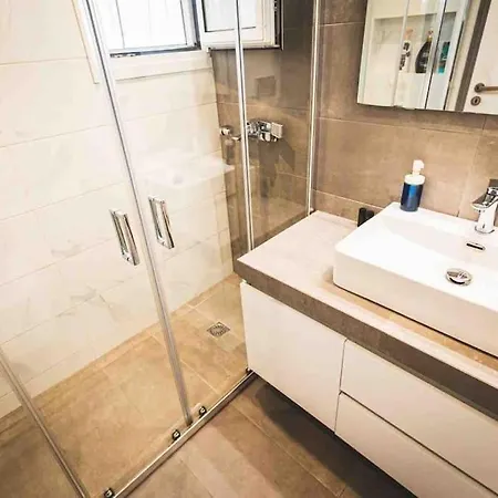 Apartmán Fully Renovated Apt At N. Kosmos *