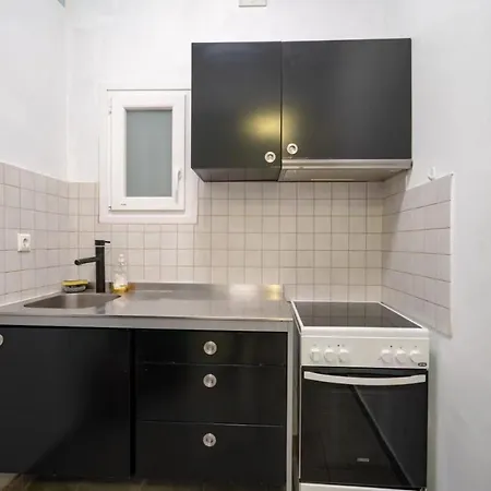 2 Bedroom Close To Acropolis Apartment