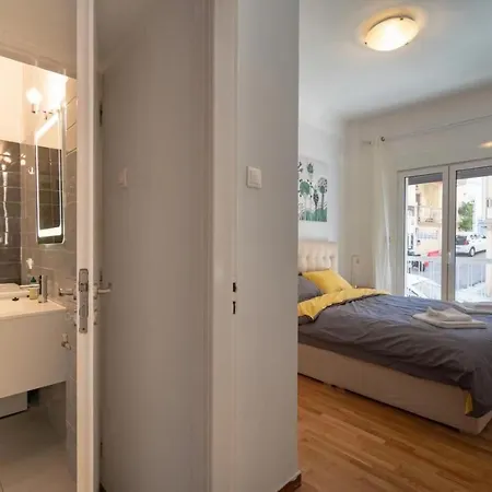 2 Bedroom Close To Acropolis Apartment *