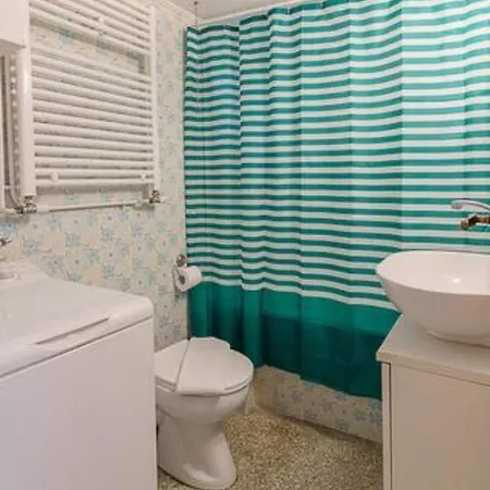 Cozy Apt. With Veranda In Exarcheia Athens