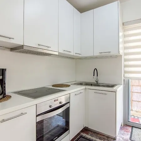 Apartment 2 Bedroom Near The Beach In P. Faliro *