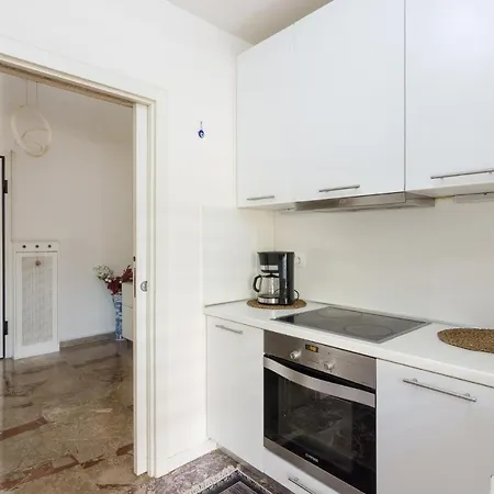 2 Bedroom Near The Beach In P. Faliro Athens