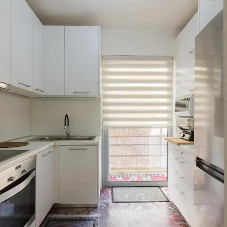 2 Bedroom Near The Beach In P. Faliro *