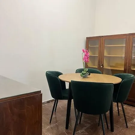 Apartment Live In