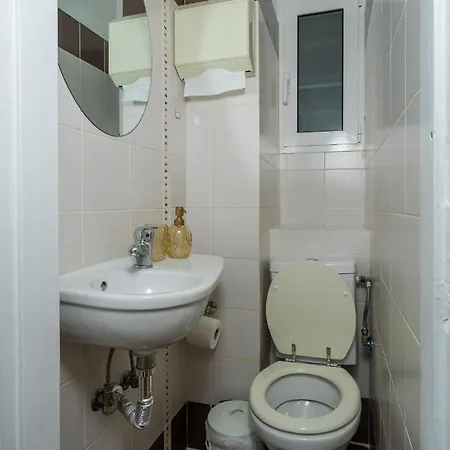 Athenian Classy 2bd Next To Metro Panepistimio *