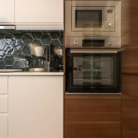 Athenian Classy 2bd Next To Metro Panepistimio *