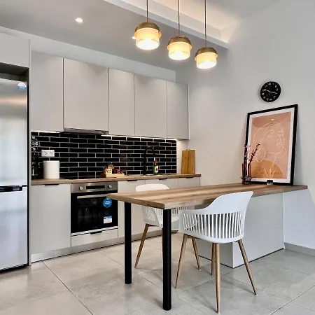 Chic Getaway Near Stavros Niarchos Apartment