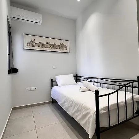 Chic Getaway Near Stavros Niarchos Apartment