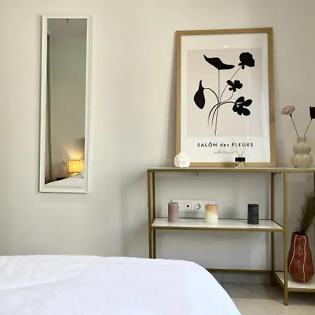 Apartment Chic Getaway Near Stavros Niarchos