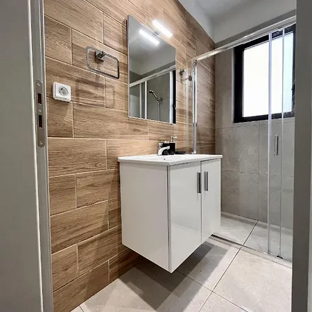 Apartment Chic Getaway Near Stavros Niarchos *