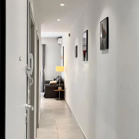 Apartment Chic Getaway Near Stavros Niarchos *