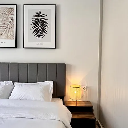 Chic Getaway Near Stavros Niarchos Apartment *