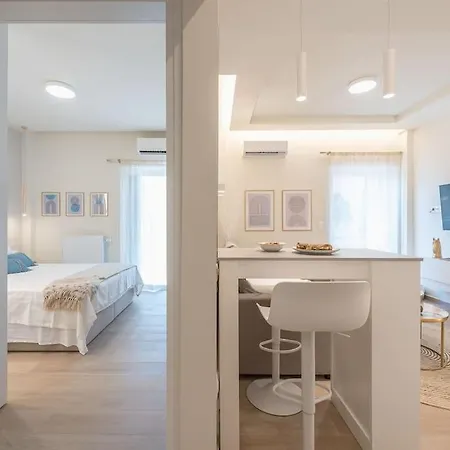 Apartment Theros, At
