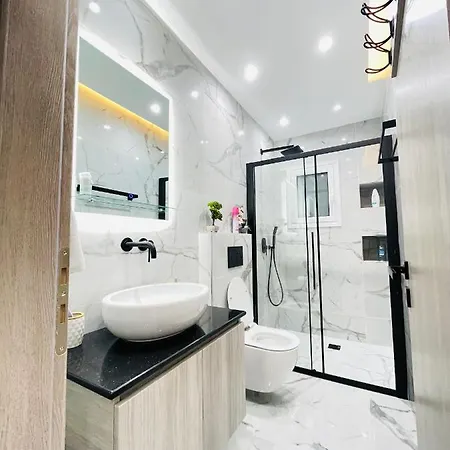3bd Jacuzzi Mansion Apartment *