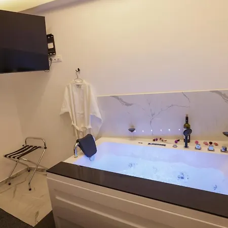 3bd Jacuzzi Mansion Apartment *