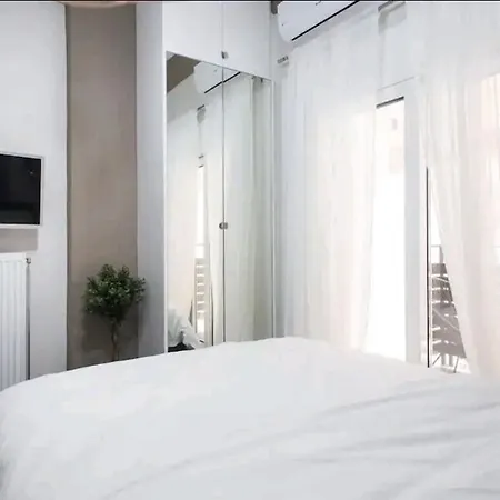 A Comfortable Small Nearby Acropolis 1 *