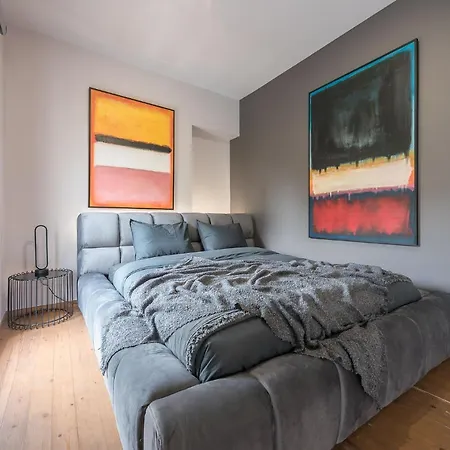 Artsy Urban Loft In *