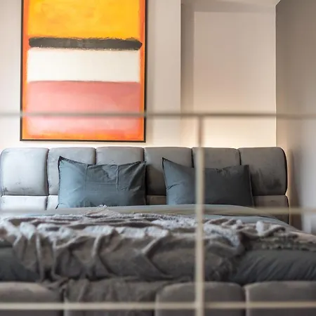Artsy Urban Loft In Apartment *