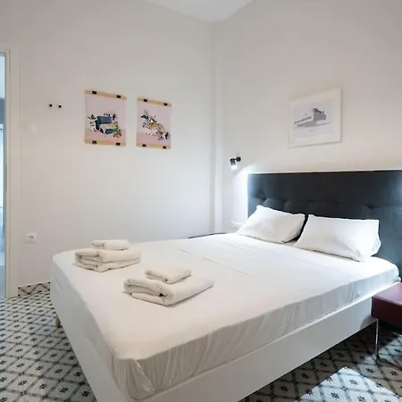 Apartment Urban Retreat: Exarcheia Remodel *