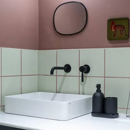 Apartment Urban Retreat: Exarcheia Remodel