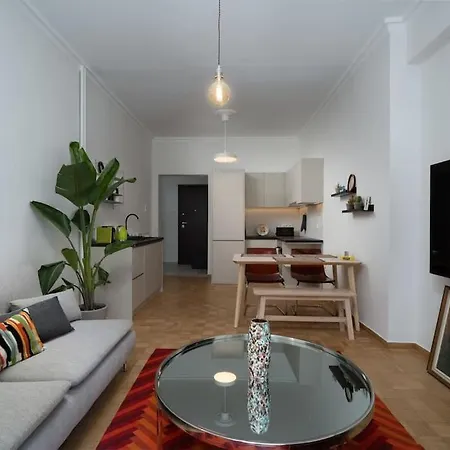 Apartment Urban Retreat: Exarcheia Remodel