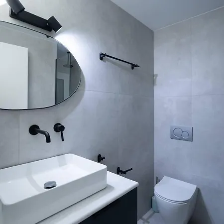 Urban Retreat: Exarcheia Remodel *