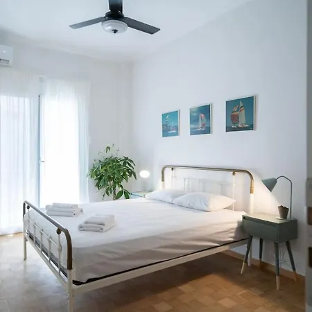 Apartment Urban Retreat: Exarcheia Remodel Athens