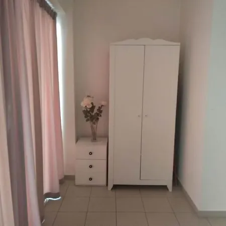 Betty's Sunny Apartment-athens *
