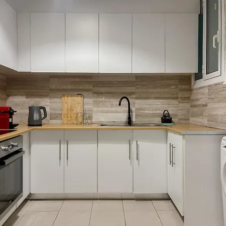 3-bedroom Parkside Apartment *