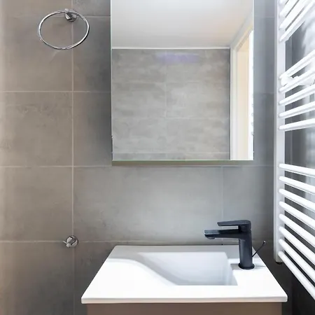 Newly Renovated Cozy Downtown Apartment *