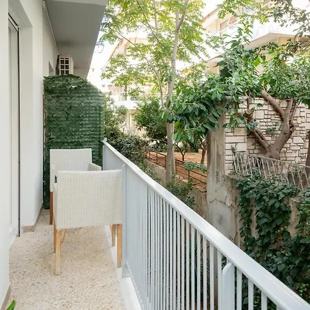 Sunlit Urban Oasis In Vibrant Palaio Faliro Apartment *