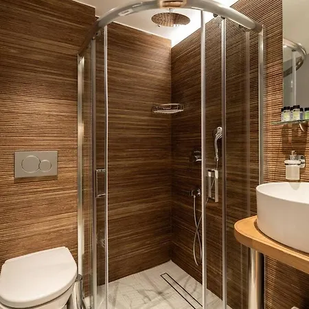 Bauhaus Luxury Suites 202 8' To Panepistimio Metro Апартаменты