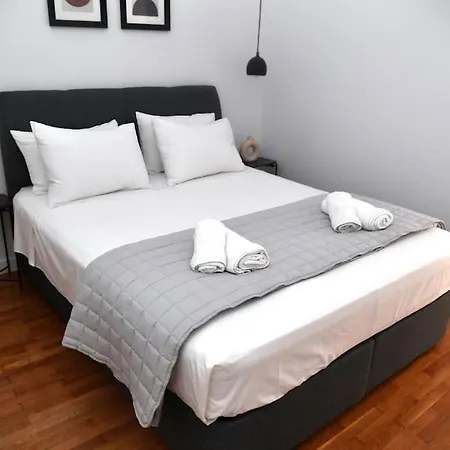 Modern In Ipitou, Plaka Athens